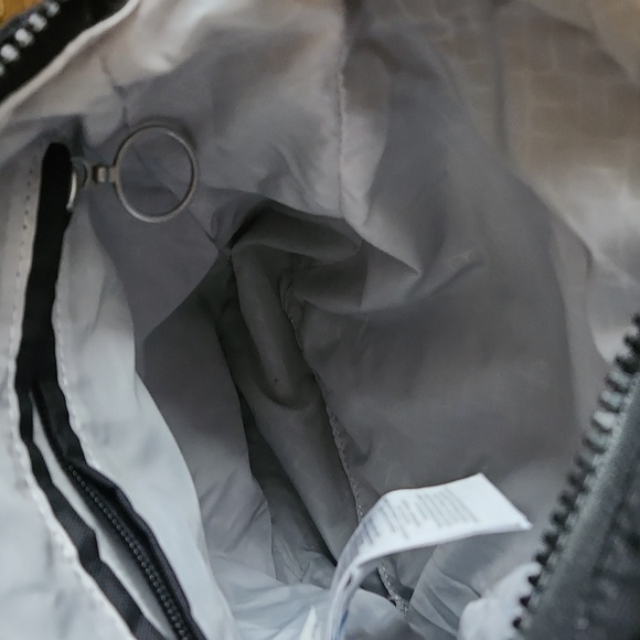 Columbia black unisex cross body bag with adjustable shoulder strap - Picture 3 of 9